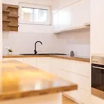 Exclusive 2 Bedrooms * 티라나